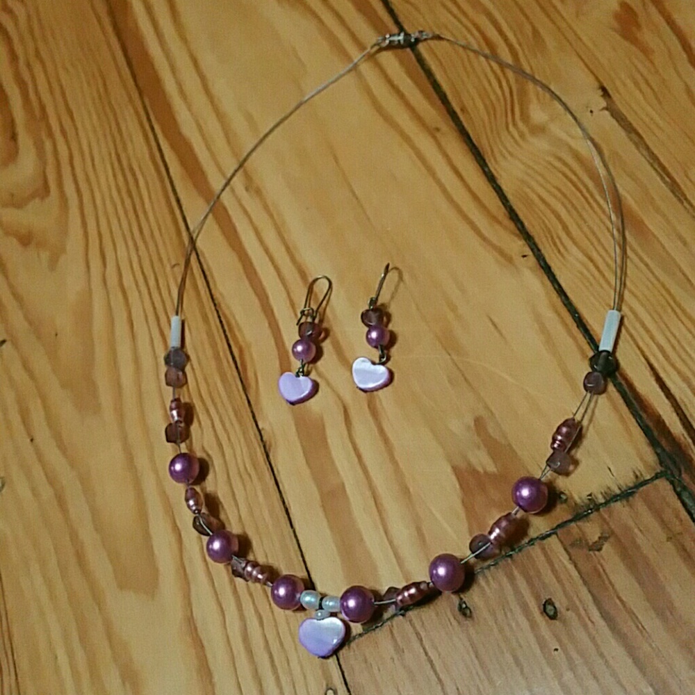 Necklace and earrings set.